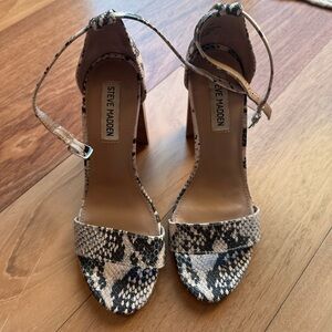 STEVE MADDEN SNAKE HEEL SIZE 7.5